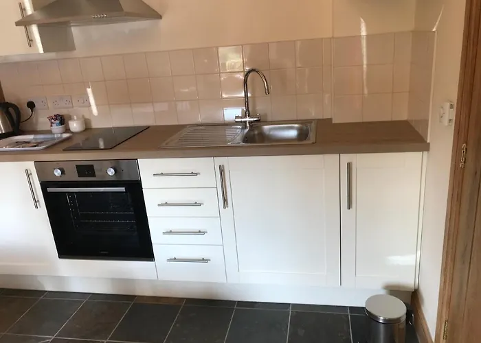 Nuneaton - Cottage - Sleeps 2 - Parking - Garden