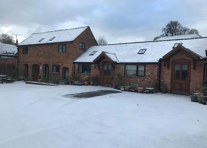 Nuneaton - Cottage - Sleeps 2 - Parking - Garden