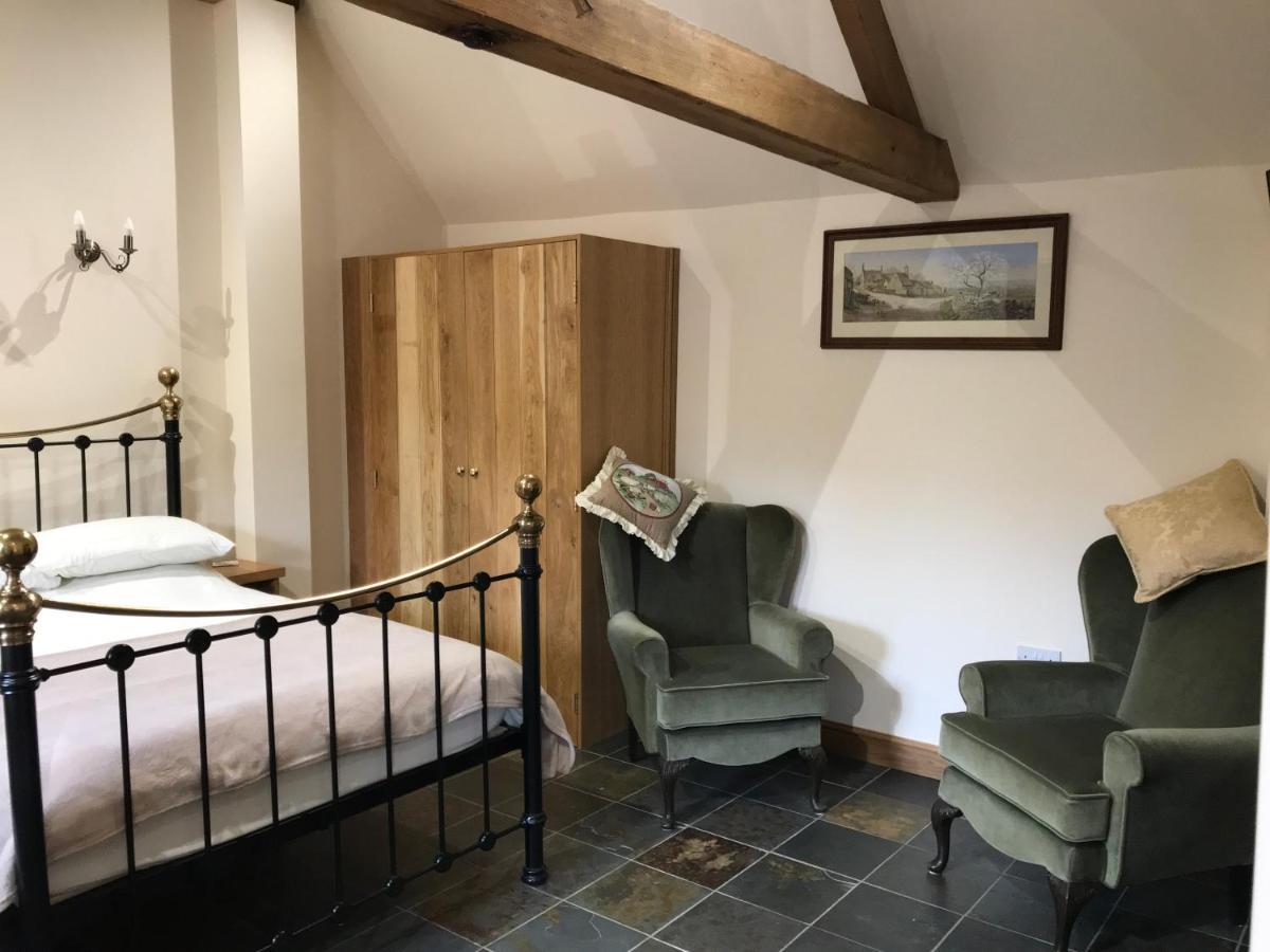 - - Sleeps 2 - Parking - Garden Holiday home Nuneaton