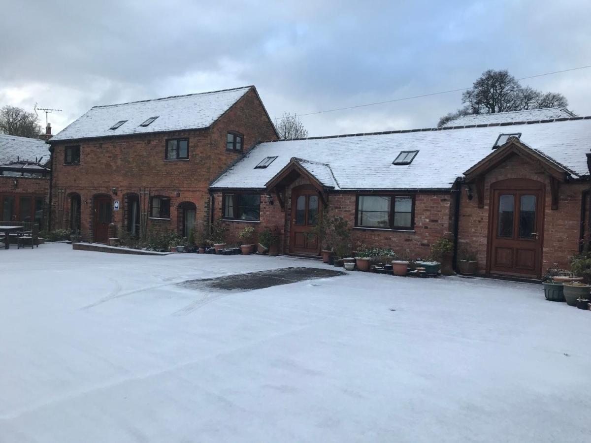 - - Sleeps 2 - Parking - Garden Holiday home *
