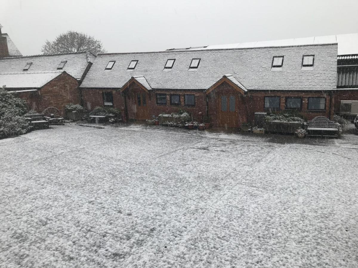 Holiday home - - Sleeps 2 - Parking - Garden Nuneaton